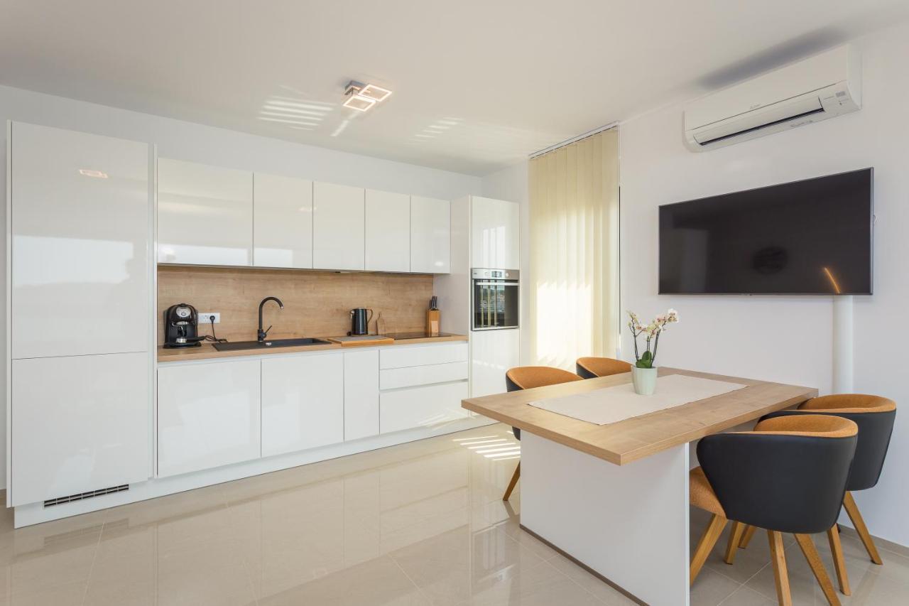 Ferienwohnung Luton Banjole Exterior foto